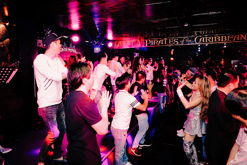 Cùng bạn bè tận hưởng một đêm sôi động với âm nhạc bùng nổ, không gian cướp biển độc đáo tại Black Pearl Bar (Nguồn: Live Music Club)